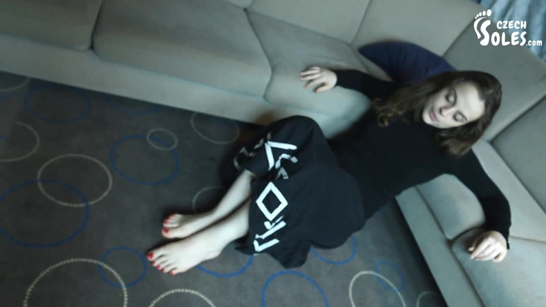 Czech Soles - foot fetish content: แฟนสาวโชว์เท้าเปลือยและเล็บเท้าสีแดง