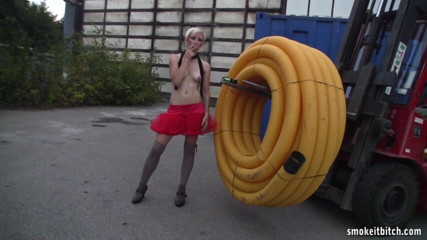 Smoke it bitch: Une jolie blonde en talons et bas fume dans la...