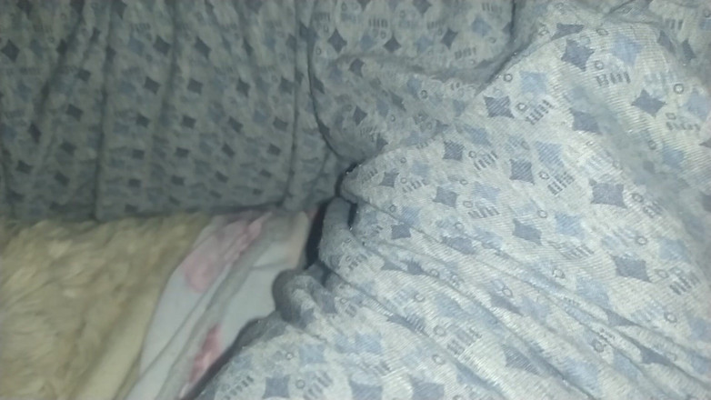 MartyBrady: Oso twink juega con las piernas y los pies de...