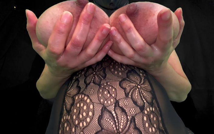 VeeVee Vixen: Đánh đòn bộ ngực đầy sữa khổng lồ của tôi