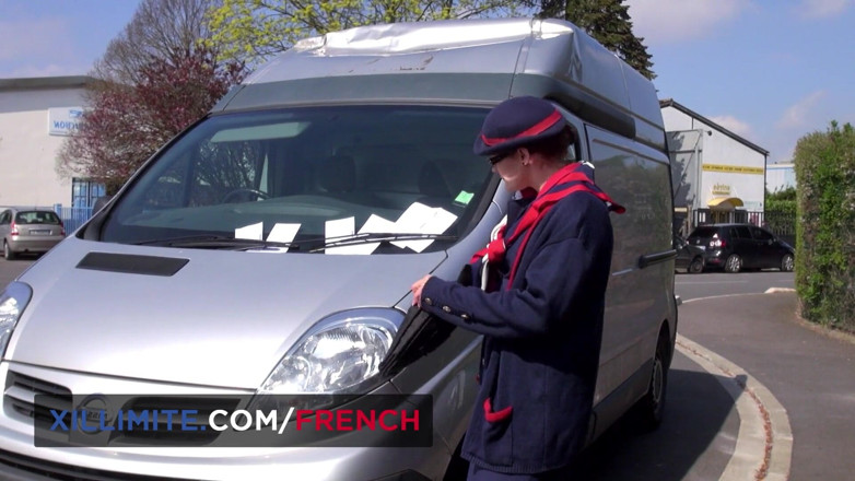 French girls at work: Kızıl saçlı hizmetçi kamyonda sikiliyor