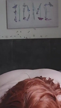 Ruiva gordinha cavalgando vibrador