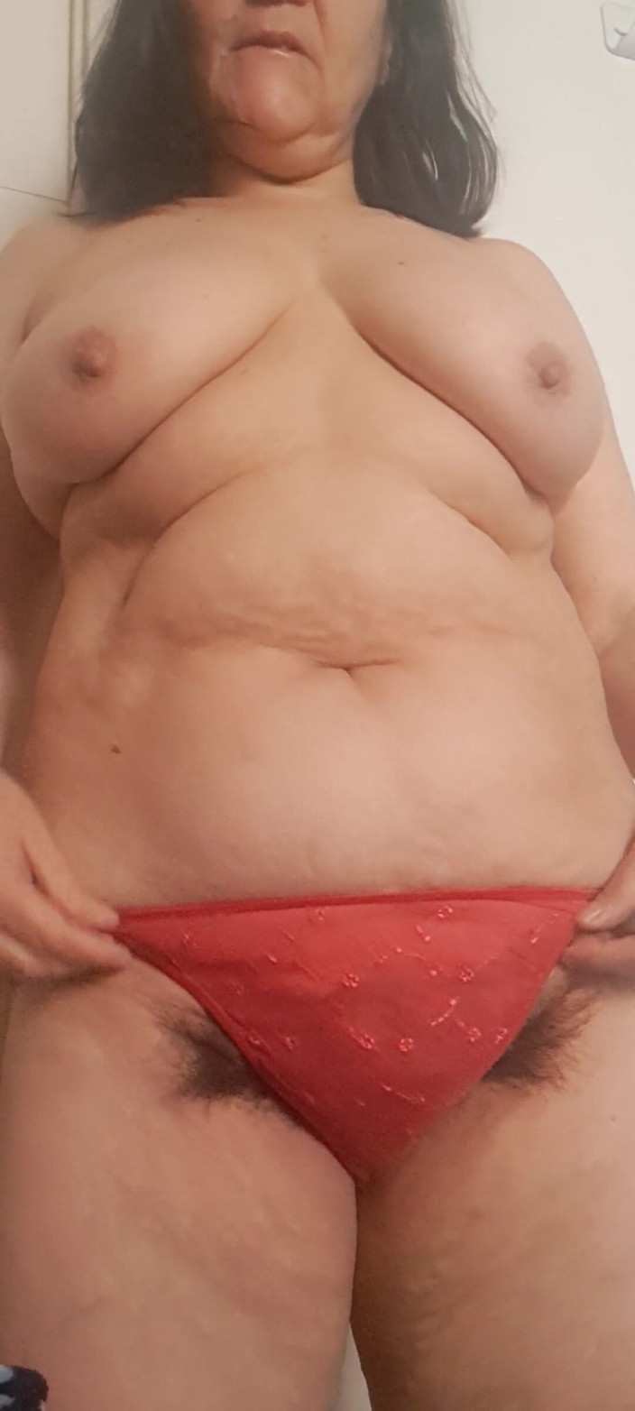 Mommy big hairy pussy: 赤いパンティーで