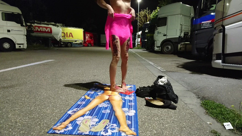 sweetfeet29: Déshabillage et masturbation sur la place du camion