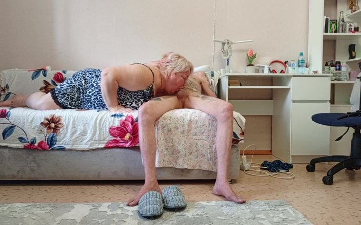 Zona901: La matrigna succhia il cazzo e viene sborrata in gola