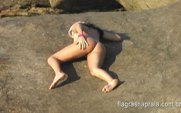 Amateurs videos: Naga kobieta z otwartą cipką na plaży
