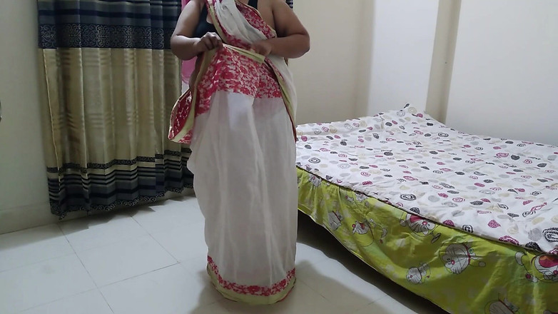 Aria Mia: La matrigna punjabi sexy milf culona si arrapa e poi...