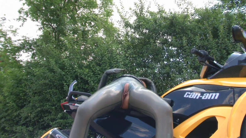 Rubber & Clinic Studio - 1ATOYS: Venku v gumě s motorkou - dvě scény v jedné