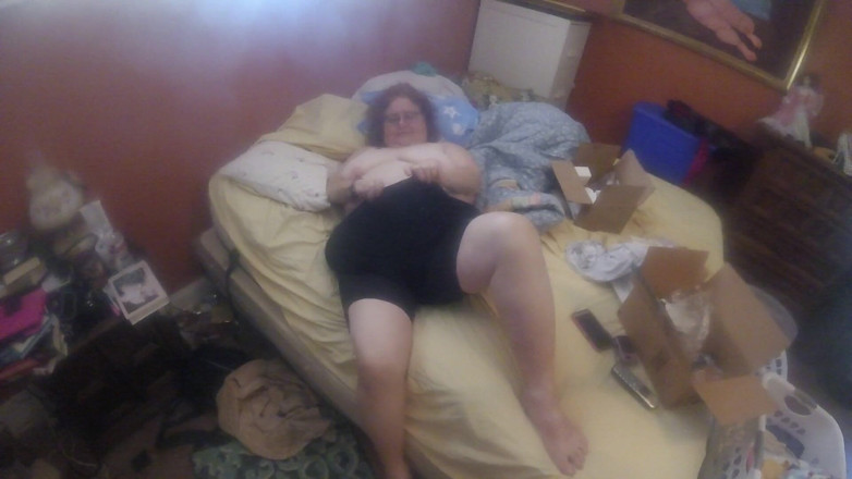 BBW nurse Vicki adventures with friends: Bbw speelt met haar poesje en zuigt hete natte pik!