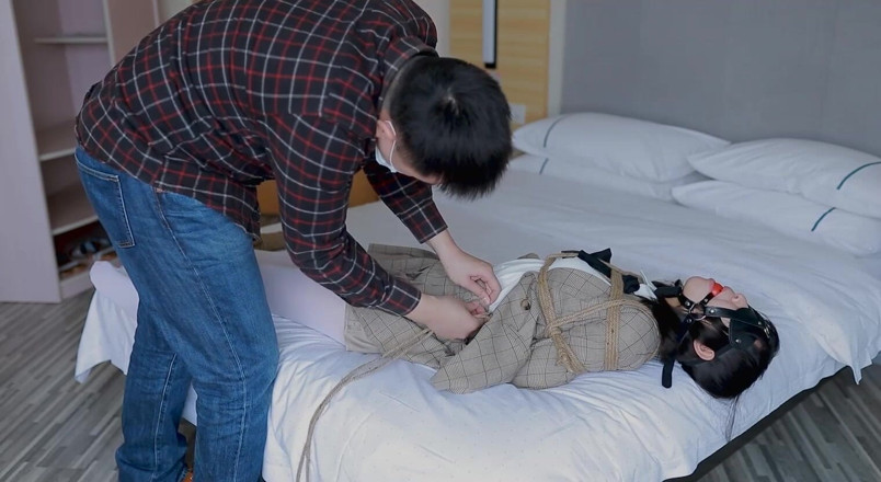 Aisan girl bondage: Hui09 - beyaz çoraplı jk kız iplerle yatağa bağlı.