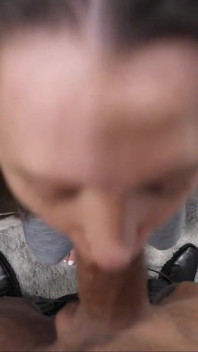 Je sors d’un arrêt avec une pipe et du sperme sur mes semelles