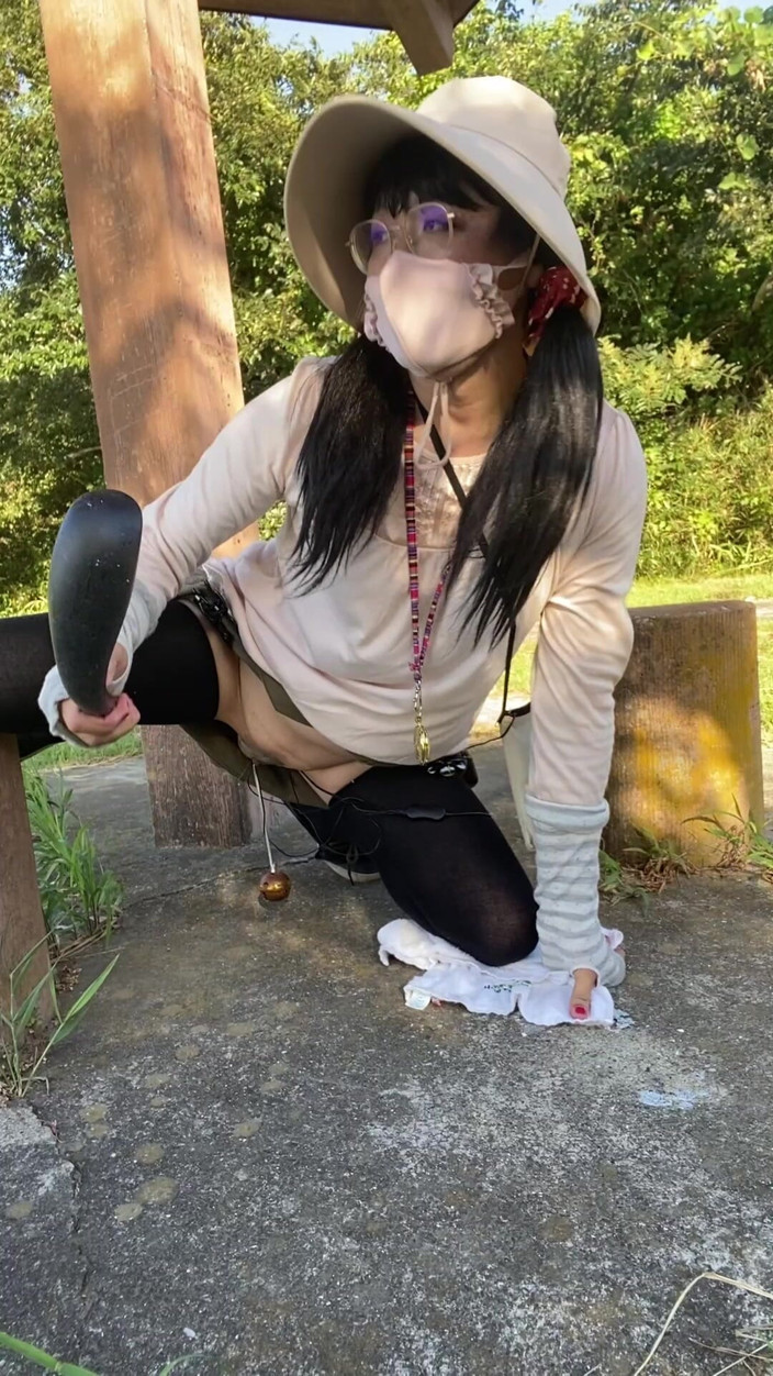 megu2002: No. 297: the “woof-woof Pose” Walk