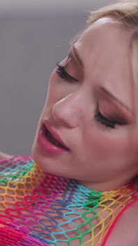 Blonda drăguță Cecelia Taylor ajunge să-l călărească pe șofer