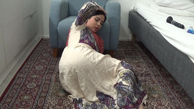 Amateur Homemade Porn: Sexy arabská MILF masturbuje s velkým černým robertkem