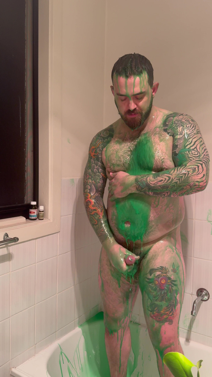 Keller Wolfe: L'orso paffuto si copre di melma e si masturba