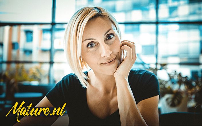Mature NL: 金发熟女eva black打电话给她的大鸡巴秘密情人中出