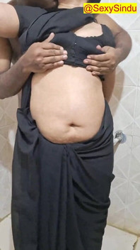 Indische vrouw milf badend in Saree