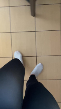 흰색 양말을 신은 걷기
