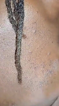 Nogi do góry seksowna twarz czarnego mężczyzny głęboko pochowana tam jedzenie mojej cipki
