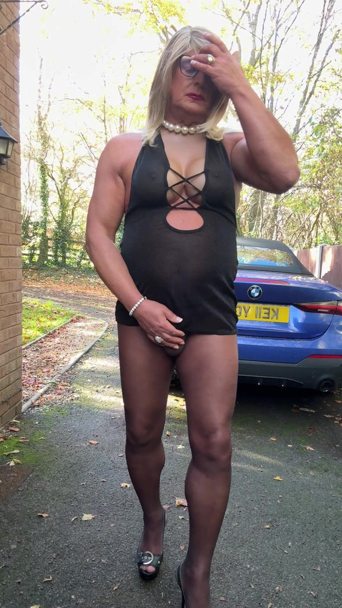 Kellycd2022: Crossdresser sexy Kellycd2022 în negru See Thru Dress ciorapi fără cusături și...