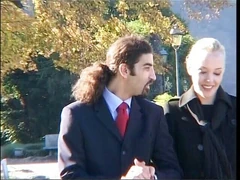 Orgie très sexy avec une trans excitée sucée et enculée