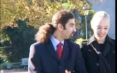 Azgın transeksüel ile çok ateşli grup seks partisi sakso çekiyor ve götten sikiliyor