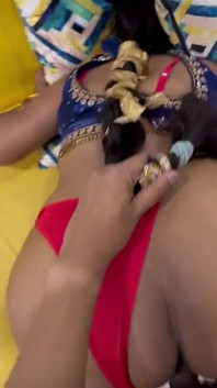 Ibu tiri india dengan pantat bahenol suka ngentot kontol cowok berotot