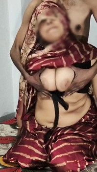 Pria India kurus desi meniduri tante India yang cantik di tempat tidurnya