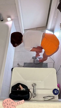 Pas de soutien-gorge, pas de culotte, une étudiante mignonne incroyablement belle joue avec de la crème dans la salle de bain dans une mini-jupe courte