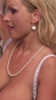 Brud godis - Två blonda milfs trekant