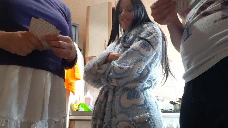Lesbian-illusion: Moja przyrodnia siostra straciła dziewczynę w Cards