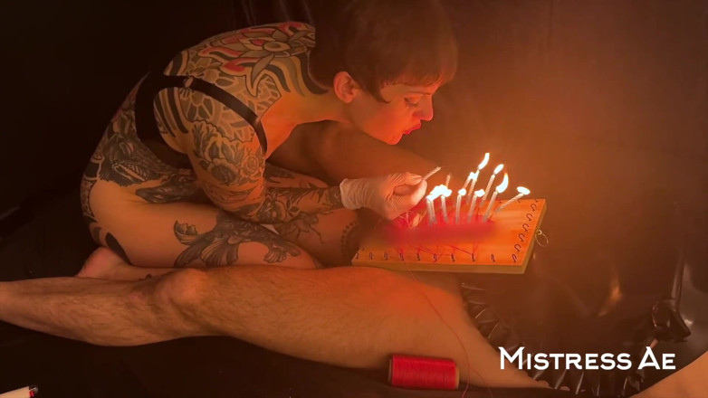 MistressAe: Urodziny. CBT, płyta drzewna, igły i zapalone świece