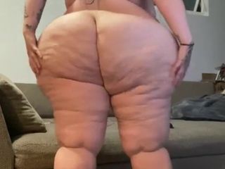 Big beautiful BBC sluts: Красивая толстушка позирует обнаженной и трясет большим животом и огромной попкой