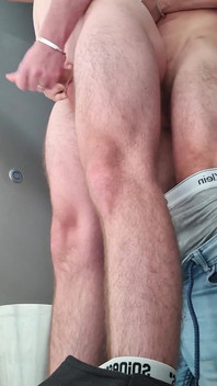 Nadržení chlapci Pavel a Silvio mají rychlé šukání na dálniční toaletě