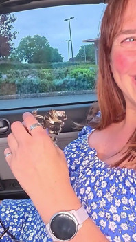 Prawdziwa brytyjska milf prowadzi mnie swoim samochodem i szarpie mnie!