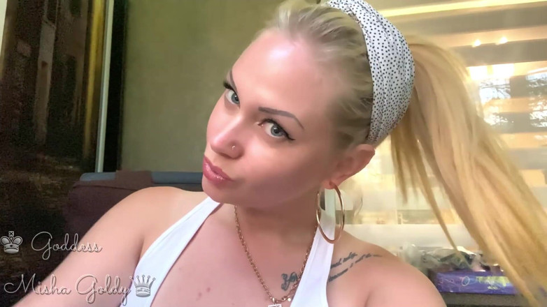 Goddess Misha Goldy: Tôi biết bạn rất vui khi nhìn thấy tôi hút...