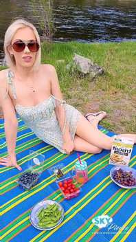 Yalnız açık havada piknik parmaklıyor