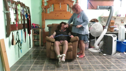BBW nurse Vicki adventures with friends: Atado y sentado en Damisela