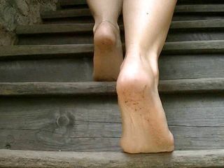 Yvette xtreme: 裸足で街歩き