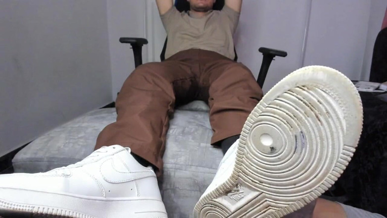 Mr Feet Colombia: Beautiful Nylon Stockings After a Day at the Office