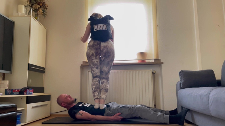 Lizzy Crush: Provocarea de călcare în picioare 100 kg - chiar mai greu, chiar mai...