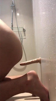 Bray Love mengongkek dirinya dengan dildo besar