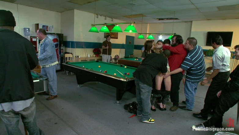 Public Disgrace by Kink: 19letá žena s obrovskými přírodními kozami je ponížena a ošukána na...