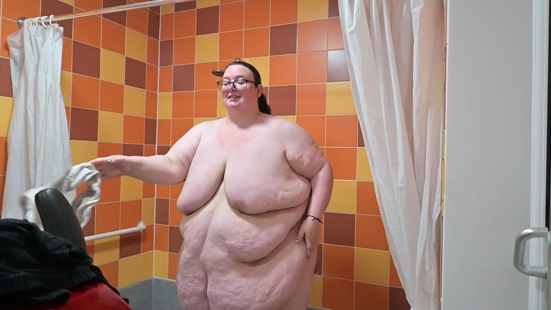 SSBBW Hunter: Жиробасина попадает в тугую купальнику