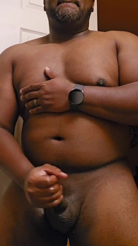 Un uomo nero perverso e arraato