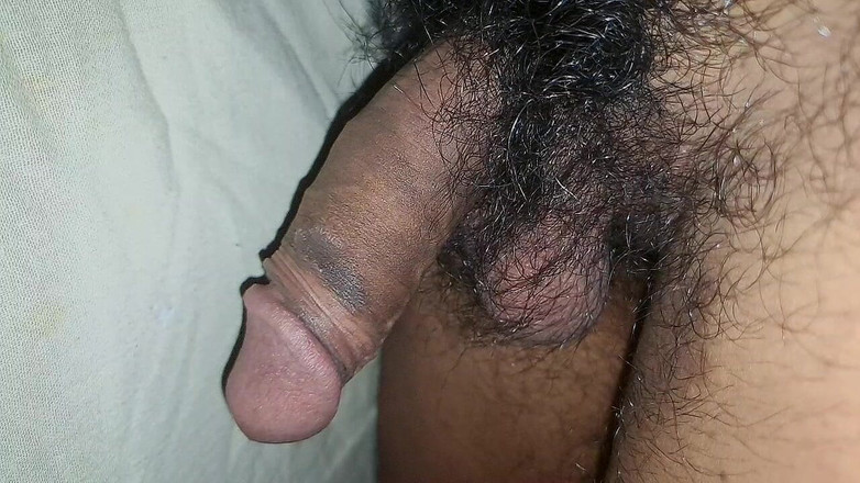 Desi_Porn_India: 若いインドの少年が大きなチンコを見せているパート1。