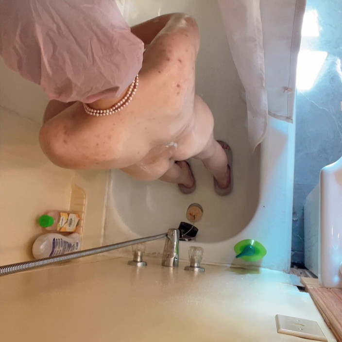 sweethanajapanese: POV Hana Nella Doccia