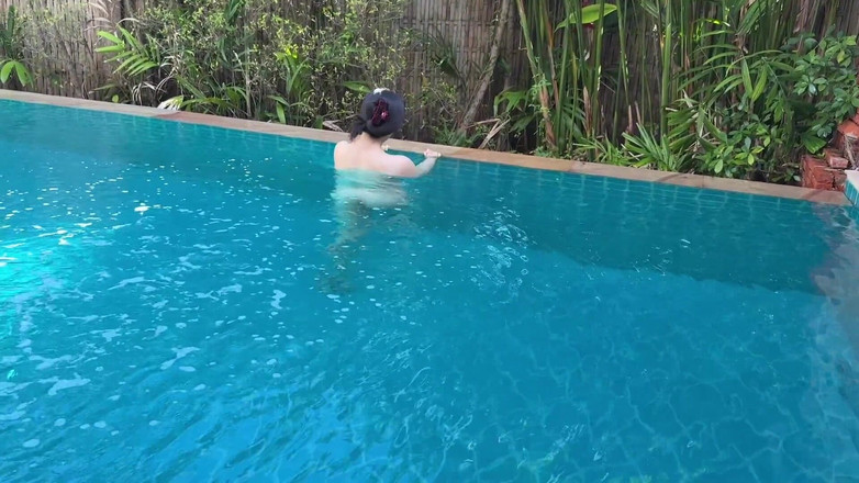 AsianHoneyAss: Sexy Číňanka dává hlavu a byla penetrována v bazénu