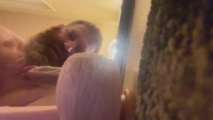 Uzi4flies: Otel odamda tek başına dildolarla çifte penetrasyon