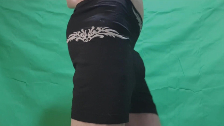 HeIsSooThin: Black Boyshorts încearcă